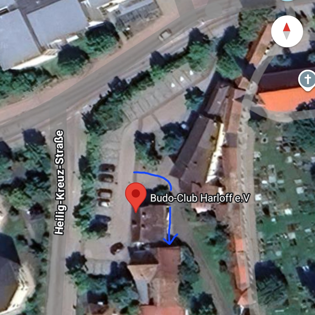 Parkplatz und Weg zum Eingang (blauer Pfeil)